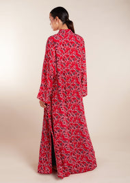 Expertly crafted with a loose fit and delicate lace trim, this kimono style top features small side slits. Perfect for everyday wear, this kimono adds a touch of elegance to any outfit. Pair it with one of our full slips for an elevated look, and take advantage of the convenient discreet side pockets. Red with floral print.